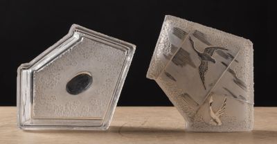 BACCARAT. Rare boite couverte en cristal moulé à décor d'ois…