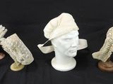 trois chapeaux et un porte-chapeaux sur fond noir
