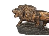 une statue de lion posée sur un rocher, sur fond blanc