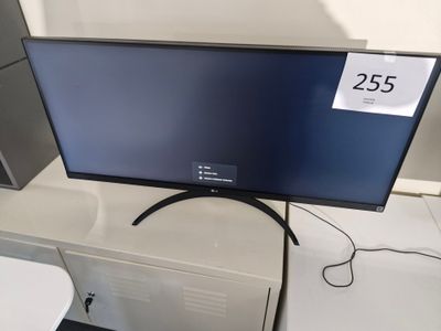 une photo d'un téléviseur à écran plat posé sur une table