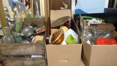 deux boîtes contenant des objets, posées sur une table