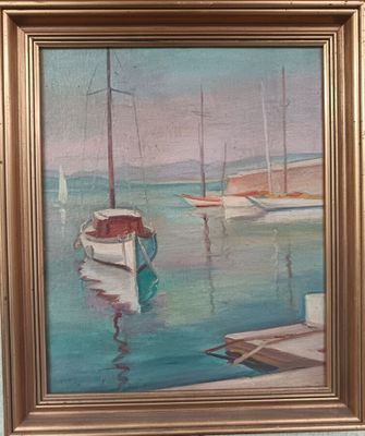 un tableau représentant des bateaux sur l'eau près d'un quai