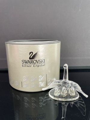 figurine de cygne en cristal à côté d'un bougeoir Swarovski