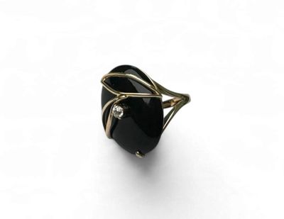 Gros plan sur une bague ornée d'une pierre noire