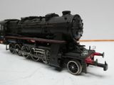 un petit train posé sur une surface blanche