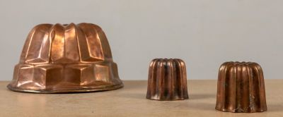 trois moules à chocolat posés les uns à côté des autres sur une table