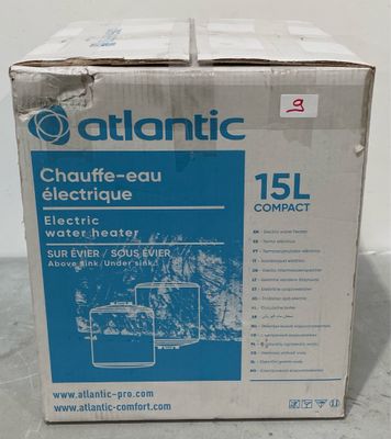 une boîte posée sur le sol à côté d'un mur