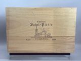 gros plan d'une boîte en bois portant un logo