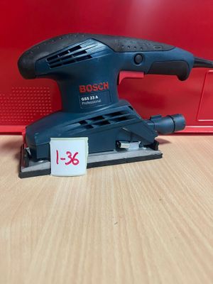 un gros plan d'une ponceuse orbitale Bosch posée sur une table