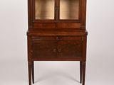 une vieille armoire en bois avec des portes vitrées et des tiroirs