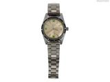 une image représentant une montre sur fond blanc, avec un fond blanc