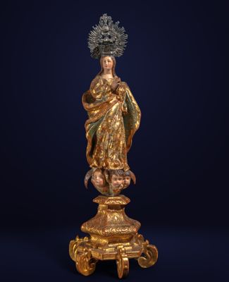 une statue en or de la Vierge de Guadalupe posée sur un socle