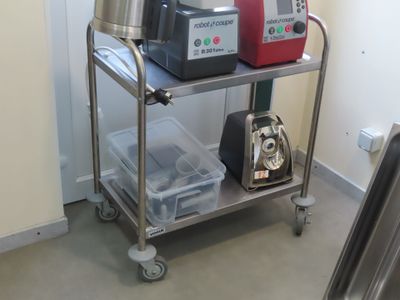 une photo d'un chariot de cuisine sur lequel est posé un mixeur