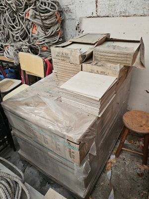 une pile de cartons posée sur une table dans une pièce