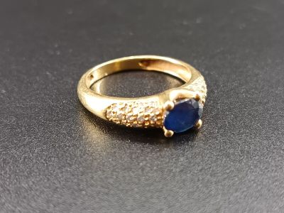 Bague en or jaune 18k 750/° ornée d'un saphir bleu dans un e…