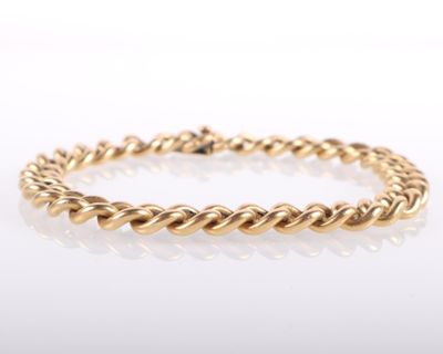 un bracelet en or jaune tressé sur fond blanc