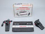 une boîte contenant une manette de jeu et un chargeur