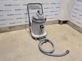l'aspirateur est posé par terre devant le mur
