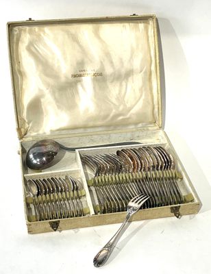 silverware in a case with spoons and spoons in it