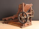 an old machine that is sitting on a table