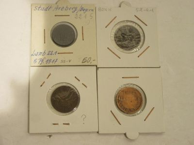 Quatre types de pièces différents sont exposés dans une vitrine.