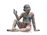 une statue représentant un homme assis par terre, les mains levées