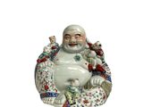 une figurine représentant un Bouddha souriant assis sur une chaise