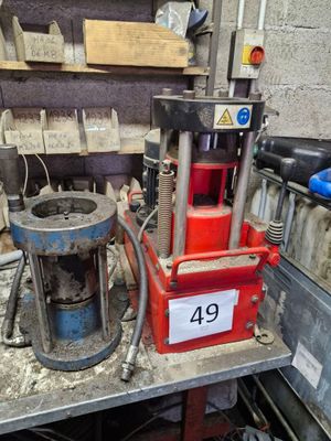 une machine posée sur une table dans une pièce