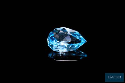 un diamant bleu sur fond noir