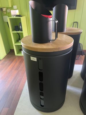 une cafetière posée sur une table