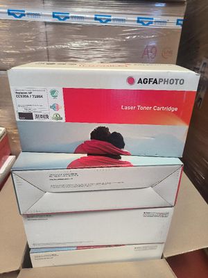 Deux cartouches de toner sont empilées l'une sur l'autre dans une boîte