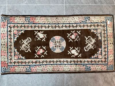 Tapis Bao Tao fond marron CHINE, Vers 1930 (Usures)