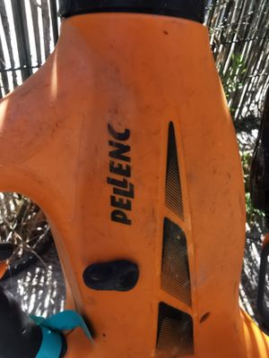 un gros plan d'un objet orange orné d'un ruban bleu