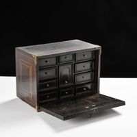 Cabinet de table rectangulaire marqueté en bois de placage s…