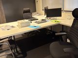 une photo d'une salle de conférence avec un écran de projection accroché au mur