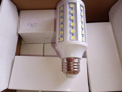 une ampoule qui se trouve dans une boîte