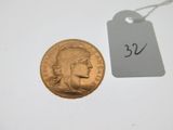 gros plan d'une pièce de monnaie portant une étiquette de prix