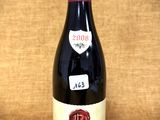 une bouteille de vin posée sur une table