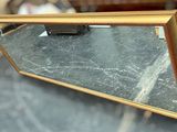 un miroir posé sur une table