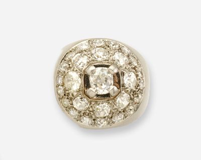 une image d'une paire de boucles d'oreilles en diamant sur fond blanc