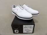 des chaussures de ville blanches pour homme posées sur une boîte noire, sur une table