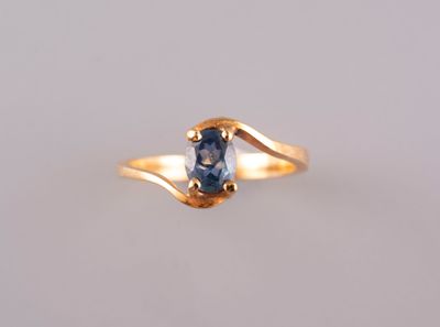 Bague en or jaune 18k surmontée d'un saphir.