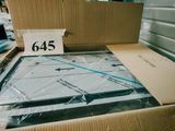 une boîte en carton sur laquelle est posée une carte