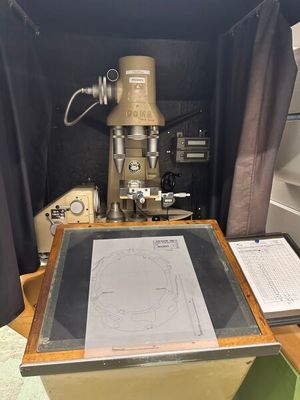 une machine posée sur une table dans une pièce