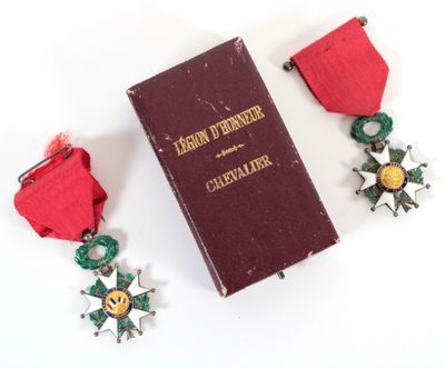 une image représentant un livre sur lequel est posée une médaille