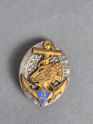 une image représentant un insigne en or et en argent orné d'un poisson