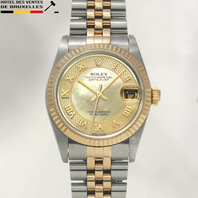 une image représentant une montre-bracelet en or et en argent avec des chiffres romains