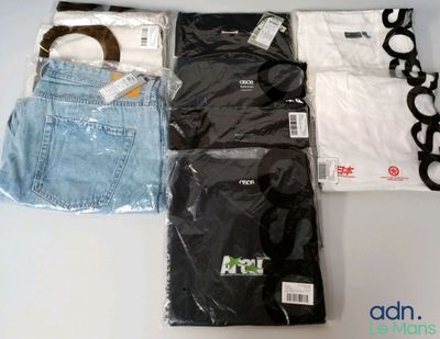 plusieurs paires de vêtements masculins sont disposées sur une table