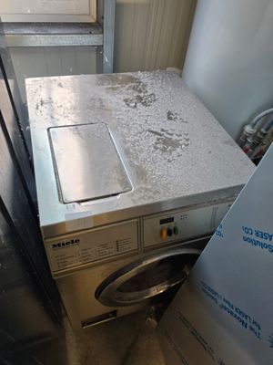 une machine à laver et un sèche-linge dans une pièce dotée d'une fenêtre