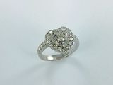 gros plan d'une bague en diamant sur une surface blanche